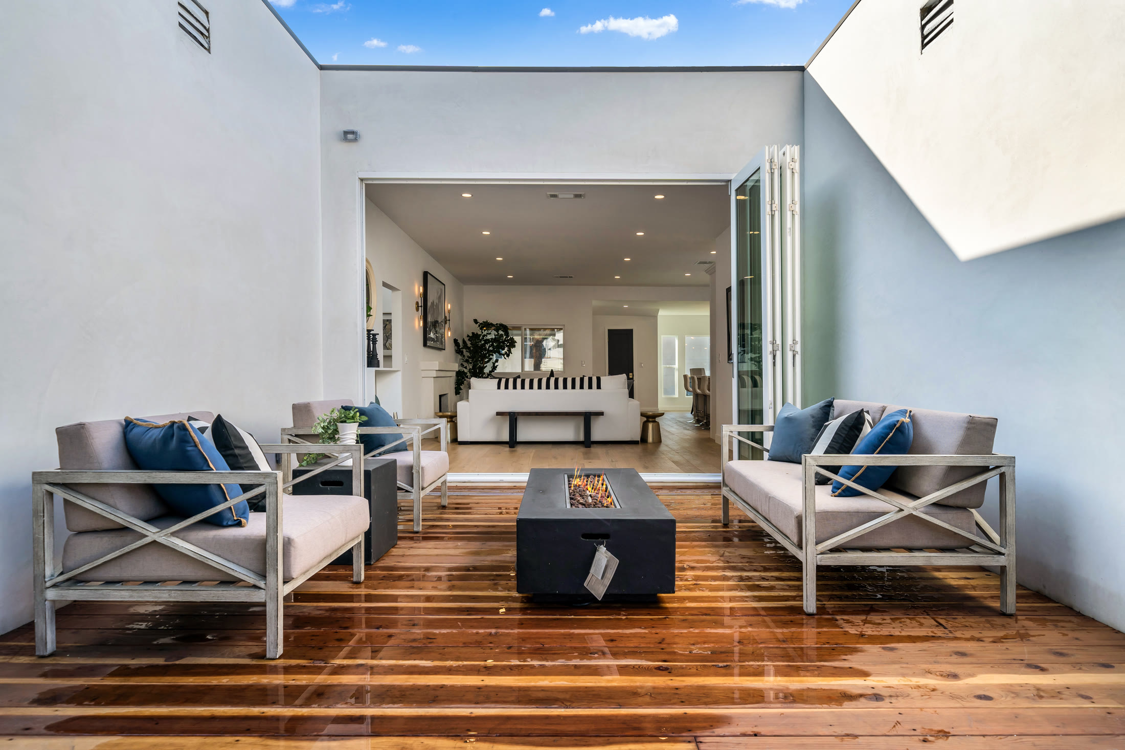 Indoor-outdoor courtyard deck with lounge
